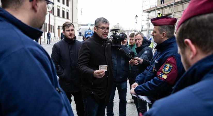 Ismét kordont bontott az ellenzék a Karmelitánál, Hadházy Ákost feljelentik a rendőrök