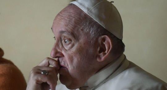 Kiderült, miért került Ferenc pápa kórházba
