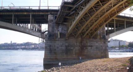 Tragédia a Margitszigeten: a hídról zuhant le egy férfi, nem élte túl