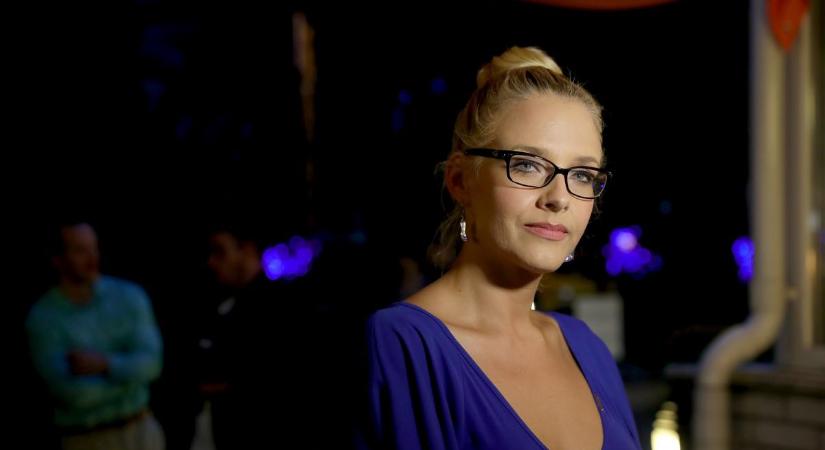 „Anna látta, hogy a húga újra a szinglik életét éli, és ő is megkívánta” – megszólalt egy ismerős Peller Anna válásáról