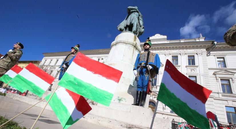 Városszerte mindössze tizenöt darab zászlót tettek ki a Biokom munkatársai március 15-én