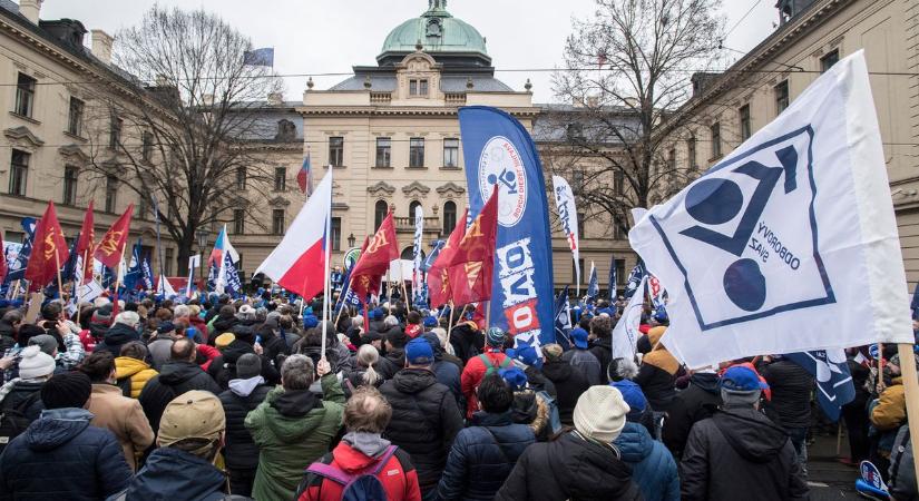 Már a csehek is az utcára vonultak a nyugdíjreform ellen
