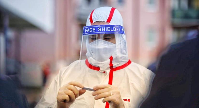 A miniszterelnök is beállt önkéntesnek koronavírusra tesztelni az embereket Szlovákiában