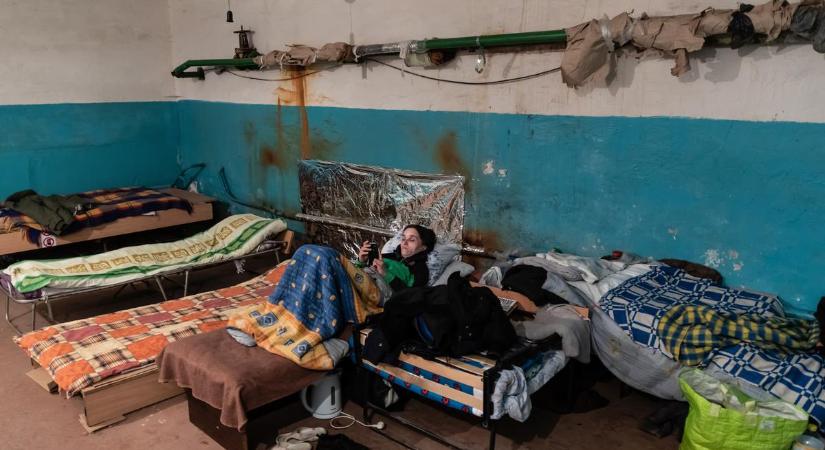 Szívszorító: az ukrán szülők pincékben rejtegetik gyermekeiket a frontvonal városaiban - Hónapokig nem látják a Napot