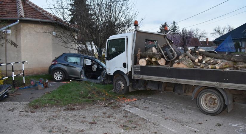 Durva baleset Békéscsabán, fát szállító teherautó tarolt le egy autóst