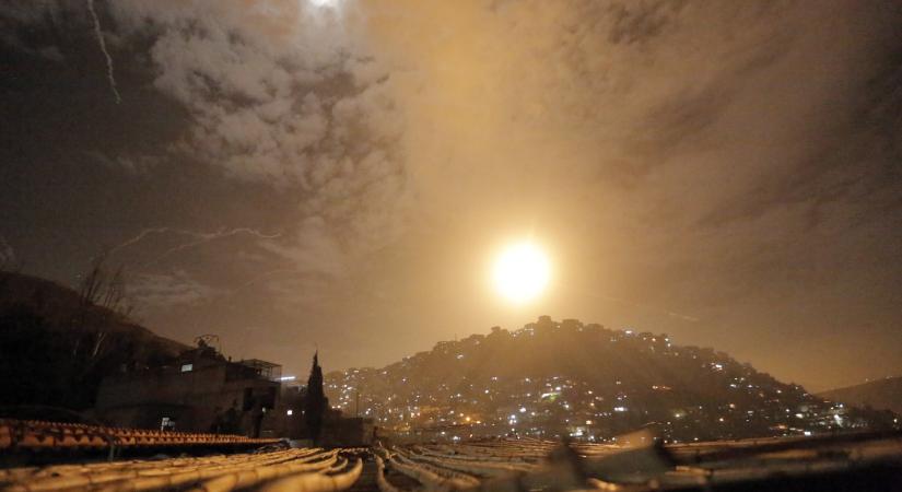 Szíriai források szerint izraeli rakétatámadás érte Szíria fővárosának környékét
