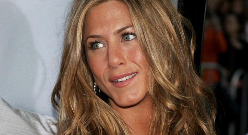 Jennifer Aniston nyilvánosan szólt be Adam Sandlernek: lefagyott, amikor meglátta, milyen ruhában érkezett meg színésztársa a vörös szőnyegre