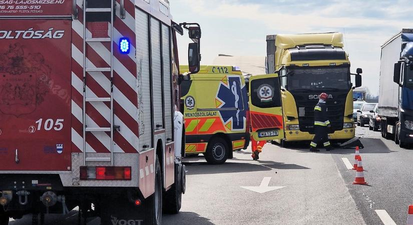 Két kamion és egy kisteherautó ütközött Lajosmizsénél, az egyik sofőr elhunyt a balesetben – galériával