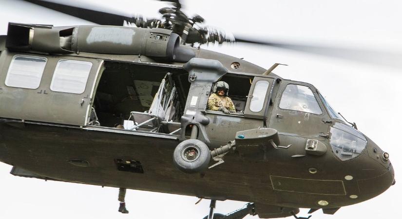 Összeütközött és lezuhant az amerikai hadsereg két Blackhawk helikoptere