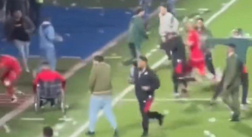 Elszabadult a pokol a focimeccsen: a Fradi korábbi focistáját is megtámadták a dühös szurkolók - videó