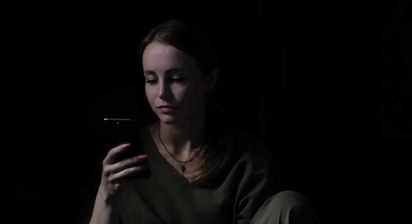 Belenéztem a telefonjába! Anya, jól sejted: apa megcsal