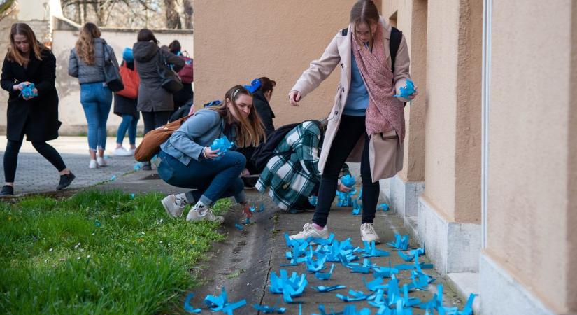 Kék pörgettyűk szálltak alá az autizmus világnapjára emlékeztetve az egri egyetemen