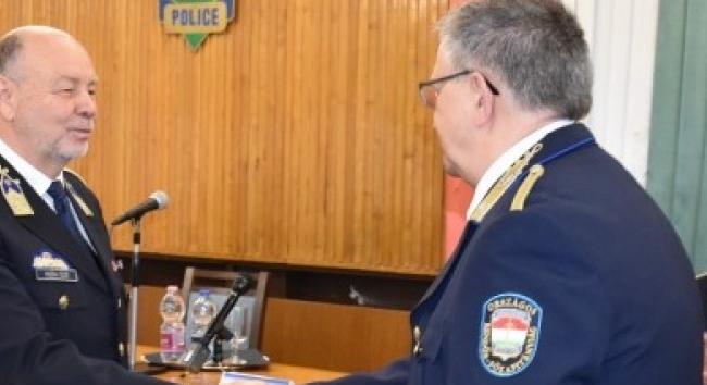Díszsorfal és ünnepélyes ceremónia: 40 év után nyugdíjba vonult a borsodi rendőr