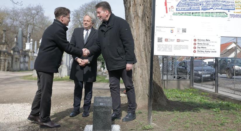 "Mesélő" parcellakövet avattak a székesfehérvári Hosszú temetőben (galéria)