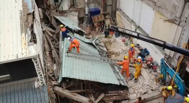 Egy ember meghalt, ketten pedig a romok alatt rekedtek, amikor összeomlott egy ház Tajvanban