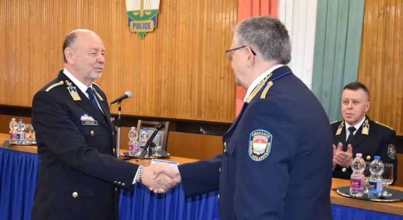 Ünnepélyes ceremónia és díszsorfal – 40 év szolgálat után vonul nyugállományba a rendőr ezredes