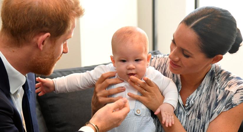 Hatalmas hibát vétett a királyi család Harry herceg és Meghan Markle kisfiával kapcsolatban