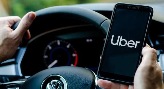 A taxisokra vonatkozó szabályok betartásával térhet vissza az Uber Magyarországra