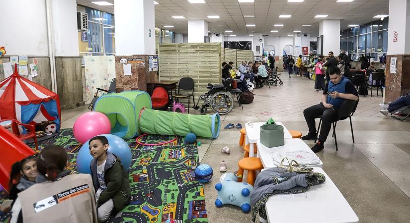 Több munkát, kevesebb pénzt szánnak a románok az ukrán menekülteknek
