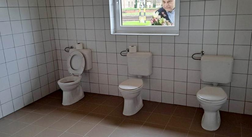 Szánalmas magyarázkodásba keveredett a válaszfal nélküli WC miatt a fideszes polgármester