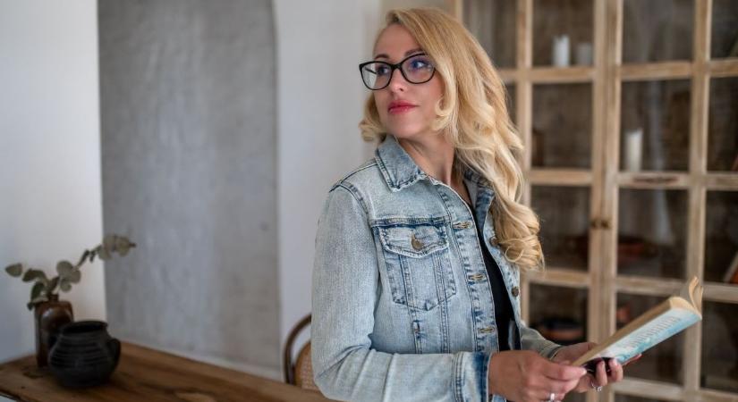 A borsodi tájnyelvet és a kultikus helyeket is beleírta a krimibe