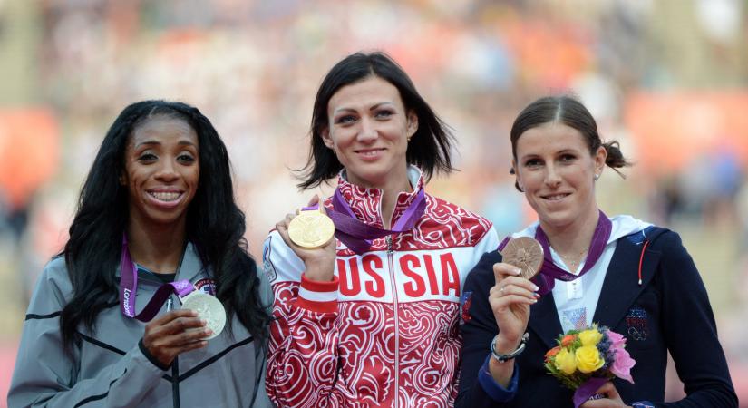 Tíz évvel az olimpiai győzelme után vették el az orosz gátfutó aranyérmét, az amerikai kapta meg
