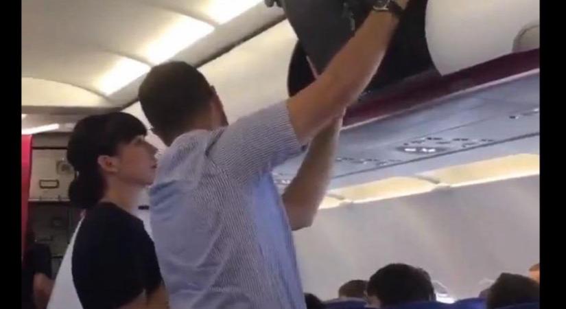 Mindenki ezen a szerencsétlen utason röhögött a repülőn - videó