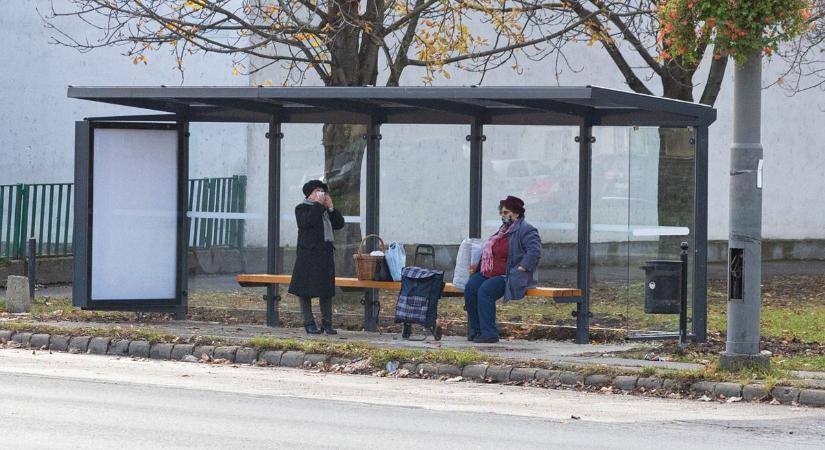 Elvándorol a buszmegálló a pécsi Tüzér utcában