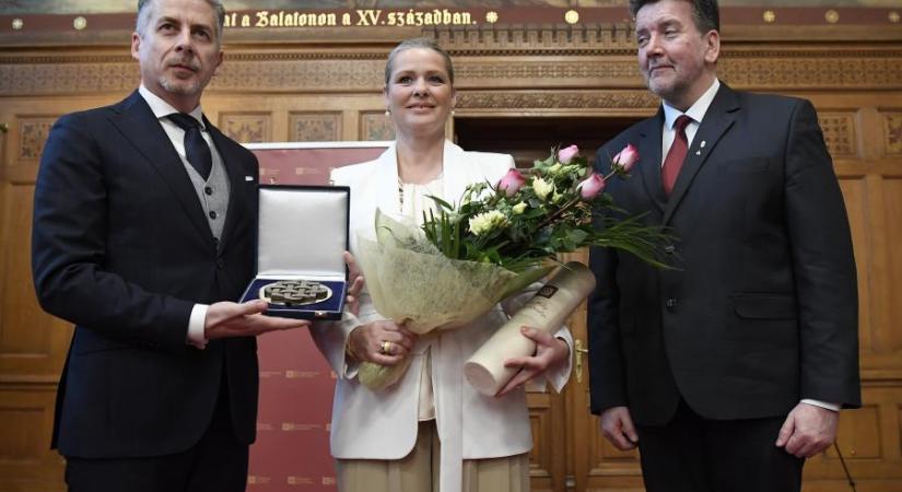 Boross Péter kitüntette Rákay Philipet és a feleségét a közös nemzeti célok támogatásáért
