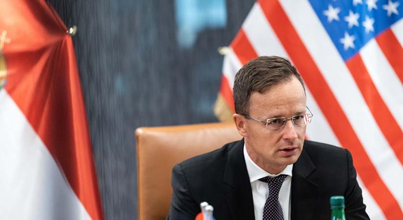 Szijjártó visszavágott Tusknak, miután az Európai Néppárt elnöke „korcsnak” nevezte a magyar demokráciát