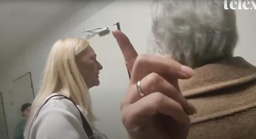 A plágiumgyanús dolgozatáról kérdezték Marosi Beatrixet, a tanárokat kirúgó tankerületi vezető erre megpróbálta elvenni az újságíró kameráját