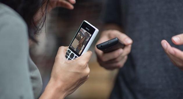 Már a Z generáció is a butatelefonokhoz fordul a képernyőfüggőség ellen