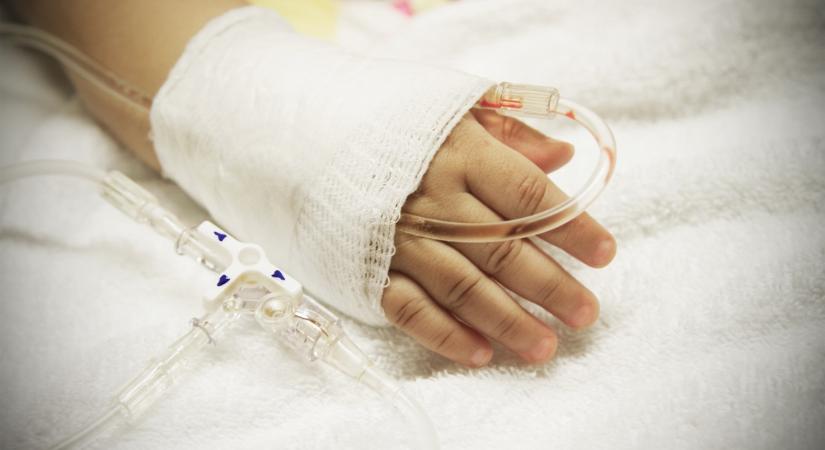 Kizuhant az ötödikről az amerikai rapper, Flo Rida hatéves kisfia: életveszélyes sérüléseket szenvedett