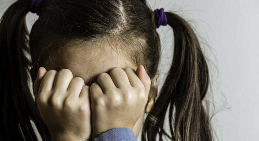 Sok átsírt éjszaka után elmondta egy 10 éves kislány az anyjának, hogy megerőszakolta a nevelőapja