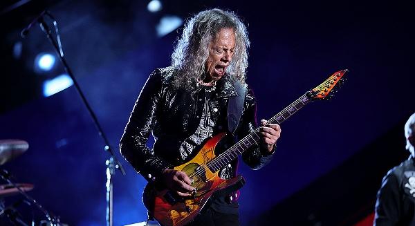 Unja a Master Of Puppets szólóját játszani Kirk Hammett