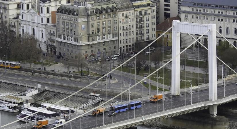 Leáll a fővárosi forgalom? Kezdődik a budapesti hidak tavaszi nagytakarítása: elsőként az Erzsébet híd tisztul meg