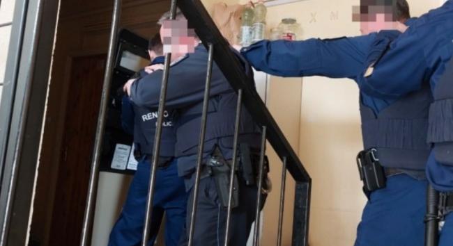 Kilökhettek egy fiatal nőt Győrben a tizedikről