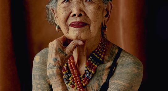 106 éves tetoválóművész került a fülöp-szigeteki Vogue áprilisi címlapjára