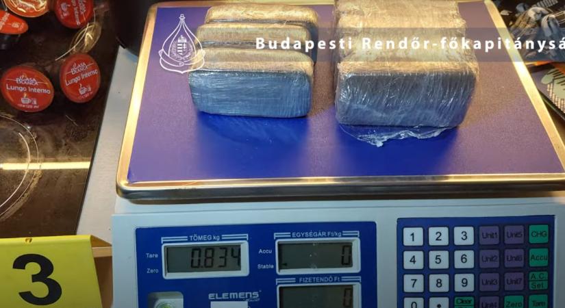 Húszezer euróval és marihuánával a zsebében kaptak el egy cseh drogfutárt a budapesti rendőrök
