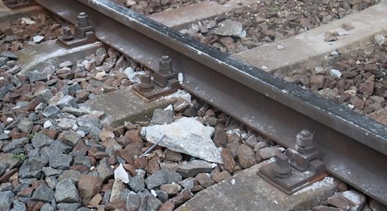 Betonelemeket pakolt a sínekre két fiatal, nem sokon múlt a komoly baleset