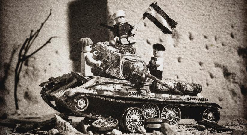 LEGO figurákkal készített fotókat az 1956-os forradalom emlékére