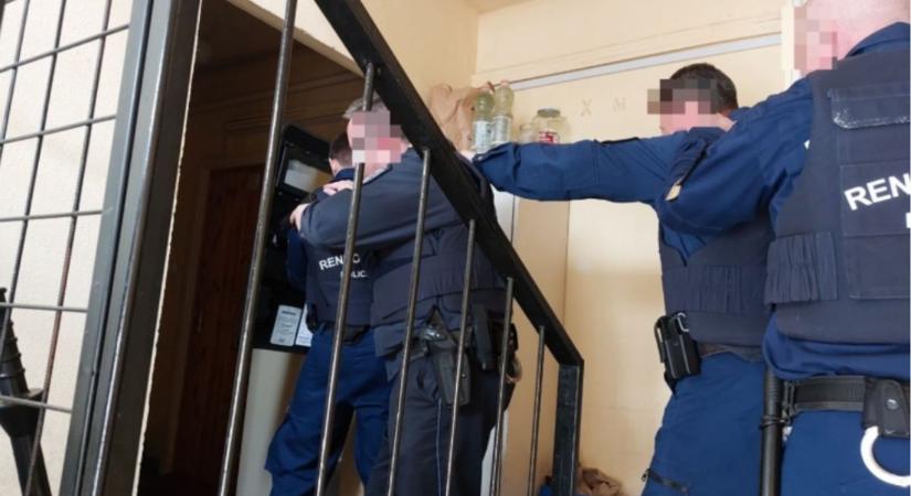 Egy 32 éves férfit gyanúsítanak a győri társasház ablakából kizuhant nő ügyében
