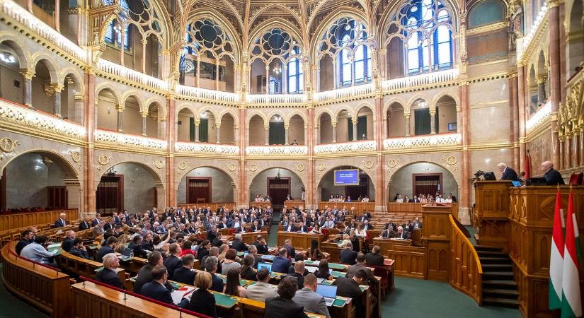 Az Országgyűlés elfogadta a békepárti határozatot