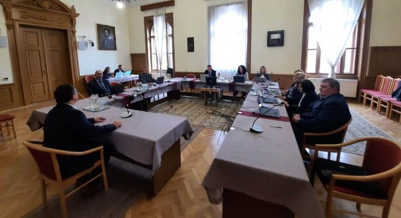 Egyre rosszabb állapotba kerül a Hunyadi úti víztorony, lépnie kellett az abonyi testületnek