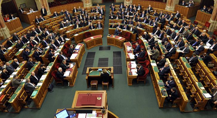 Elfogadták a Fidesz „békepárti” határozati javaslatát a parlamentben