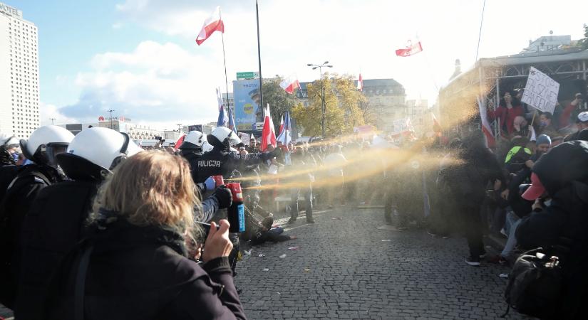 278 tüntetőt vettek őrizetbe a varsói koronavírus-ellenes tüntetésen