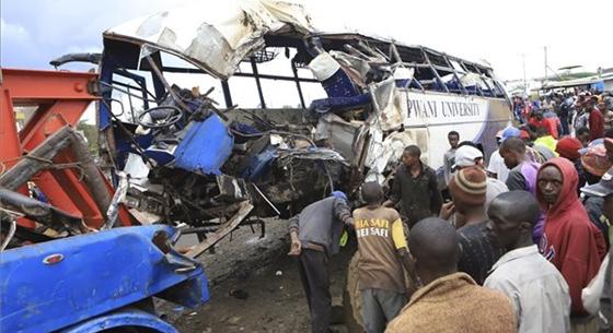 Legalább tizennégyen meghaltak és többen megsebesültek egy iskolai buszbalesetben Kenyában