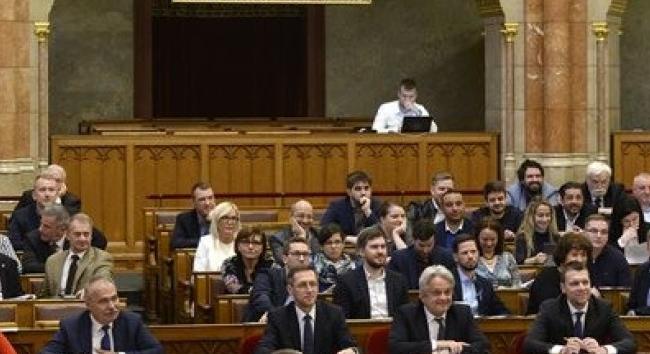 Megszavazták a Fidesz békepárti határozatát