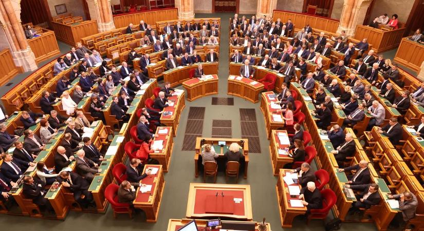 Ruszkik haza - Felitatokkal akcióztak a ellenzék tagkai a Parlamentben