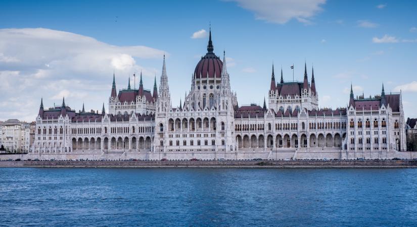 Rezsiemelés: fontos módosítást fogadott el az Országgyűlés, mit kap ebből a magyar lakosság?